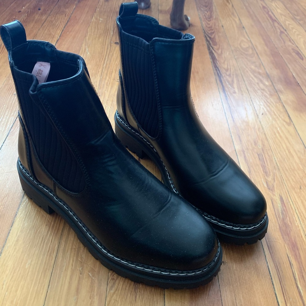 Woman’s Black Boots Size 11